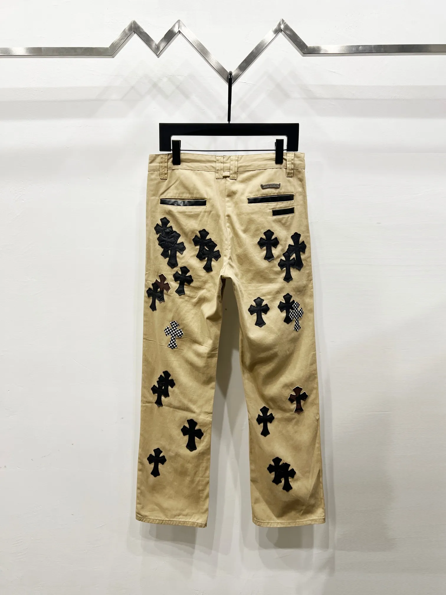 P260 Style Number: (W002) ChromeHearts & Khaki Leather Cross Piece Leather Straight Jeans Ceiling-Level Jeans A pair is hard to find at the counter‼ ️About Zangyin✅This is an extremely luxurious fashion brand that can also be called the aristocracy of the high street. It has always been an exclusive brand for some hipsters or rich second generations. The color of this model is already very eye-catching by using a unique washed material. It is decorated with pink patch cross flowers, which cleverly highlights the charm of the brand. Secondly, this model adopts a classic high-waist cut design, which highlights the long legs and fashionable temperament of the upper body. The brand is highly recognizable and the slim-fitting configuration is more suitable for daily wear. The personality will be fashionable and the specifications can be seen at a glance. Materials and technology ✅ Needless to say, this point goes without saying. As an excellent craftsman brand, Zangyin's requirements for details and craftsmanship are really perfect. The washed color of this model has gone through a lot of processes, not to mention the embellishment of the denim appliqués. It is also purely handmade and sewn. Just like what they believe in, only handmade things have soul and have the meaning of wearing. A top-notch heavy-duty fashionable denim item, recommended by both hands‼ ️ Size: 28, 30, 32, 34, 36 (S-XXL) Color: Khaki